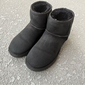 UGG Women's Classic Mini Boot in Black Size 6